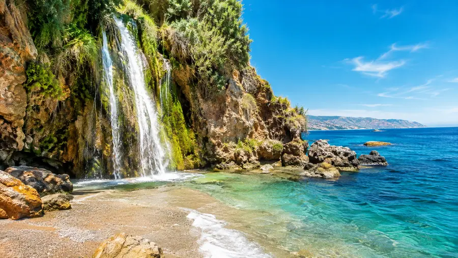 Playa de la Caleta de Maro: Visitor Guide
